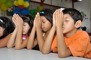 children-praying